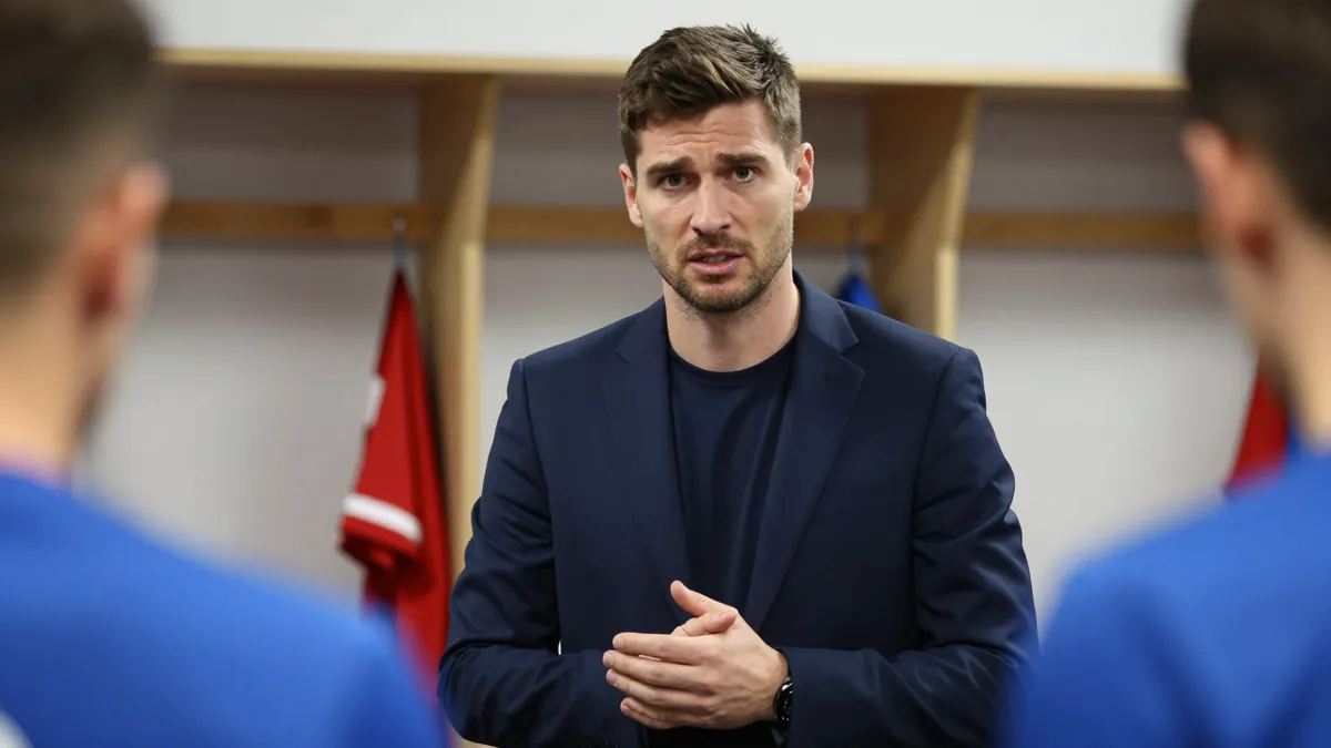 Bradford City boss warns squad is 'on the edge' amid transfer struggles